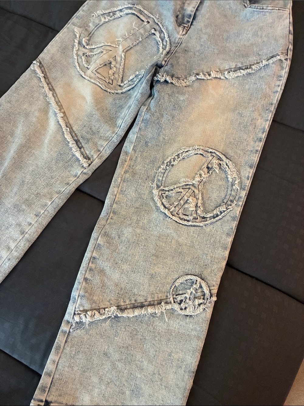 DAVI & DANI Light Wash Straight Leg Jeans with Embroidered Peace Patch - Picture 4 of 7